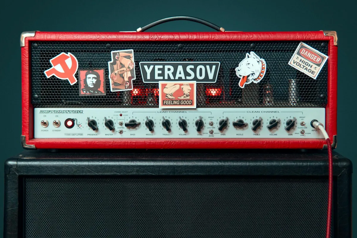 Elektrisk gitar og forsterker i nærbilde