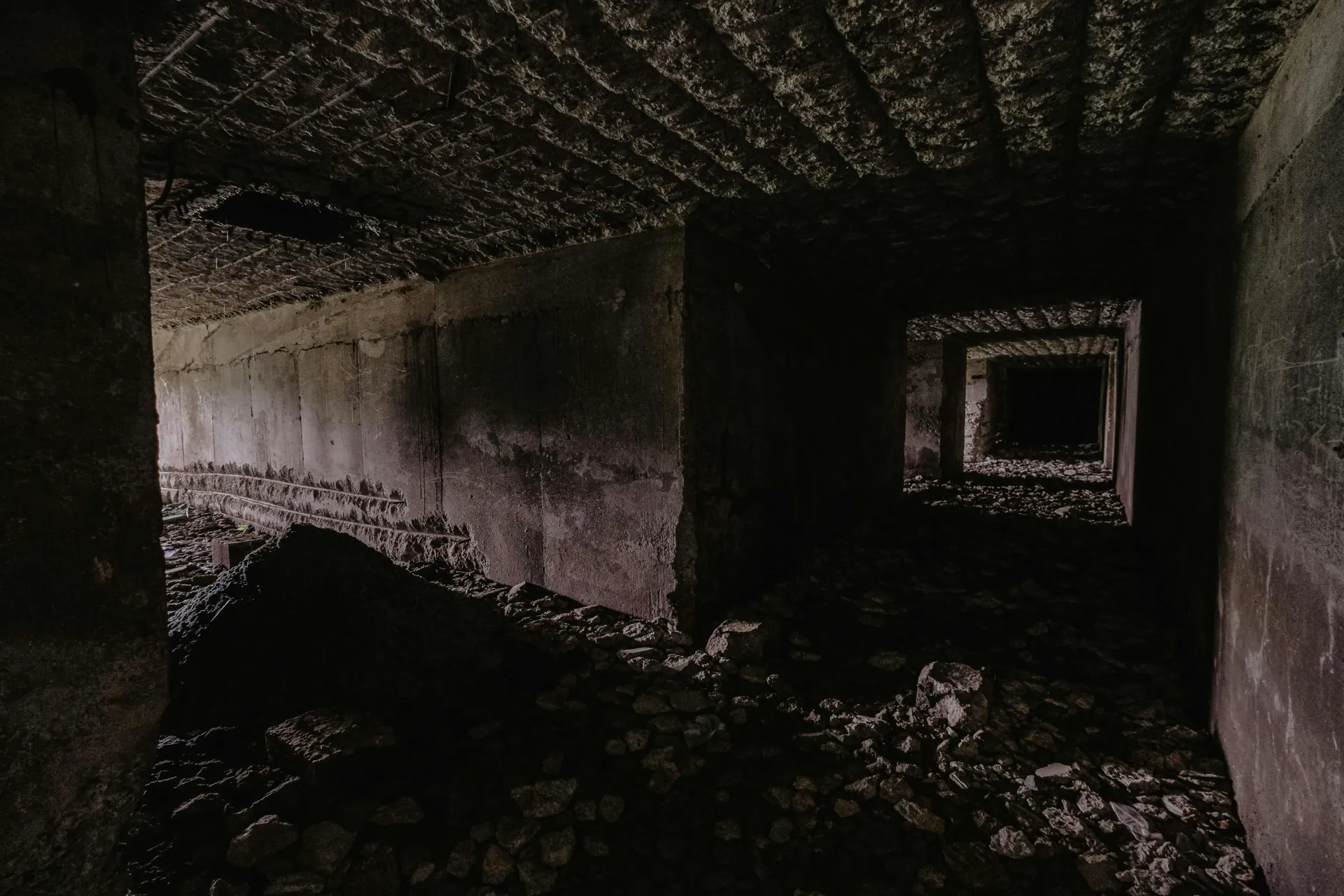 Mørk kjellerkonsertlokale med stemningslys