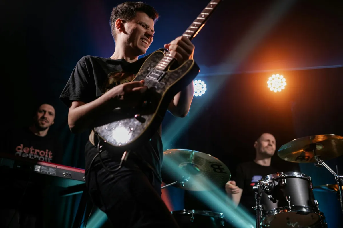 Band som spiller livekonsert